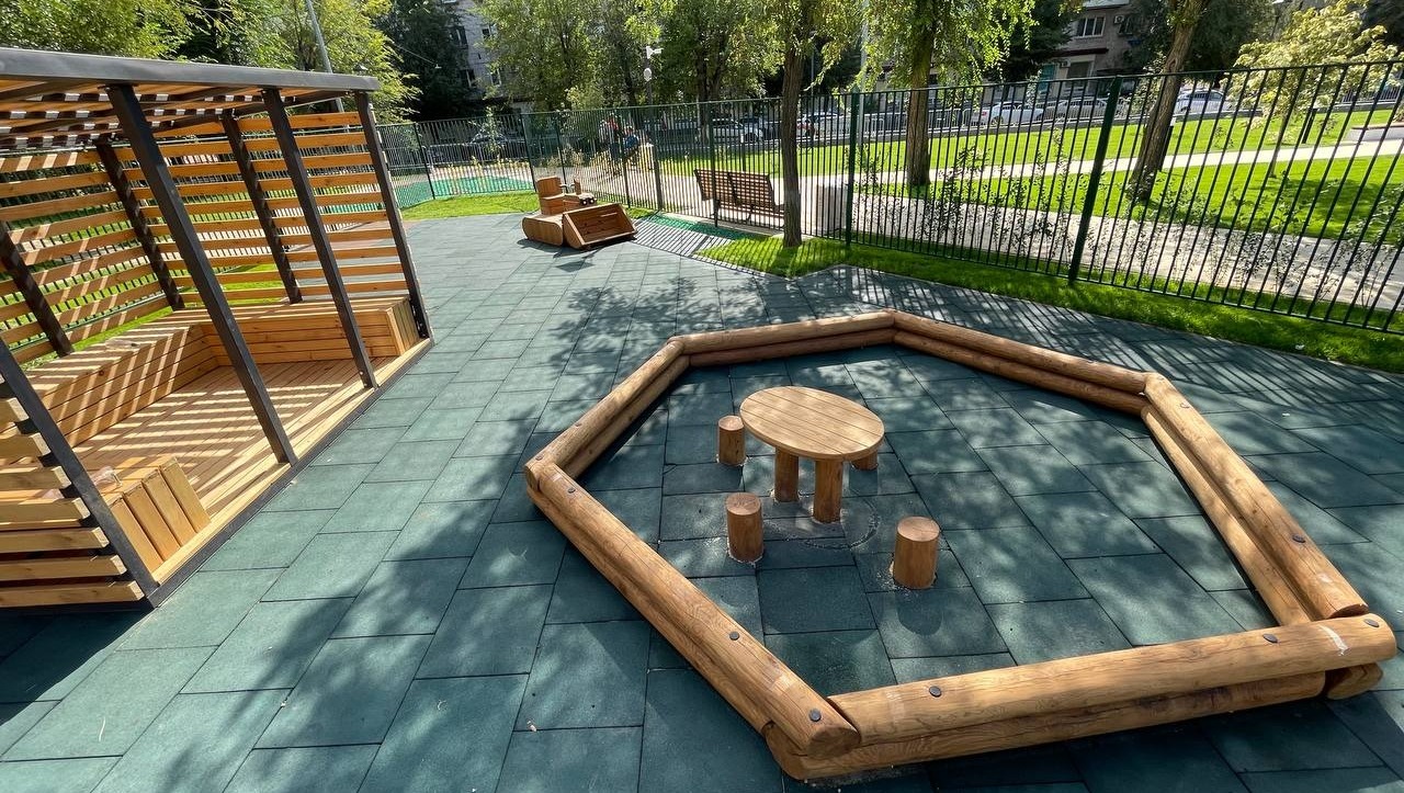 Новая детская площадка выдержана в стилистике всего общественного пространства