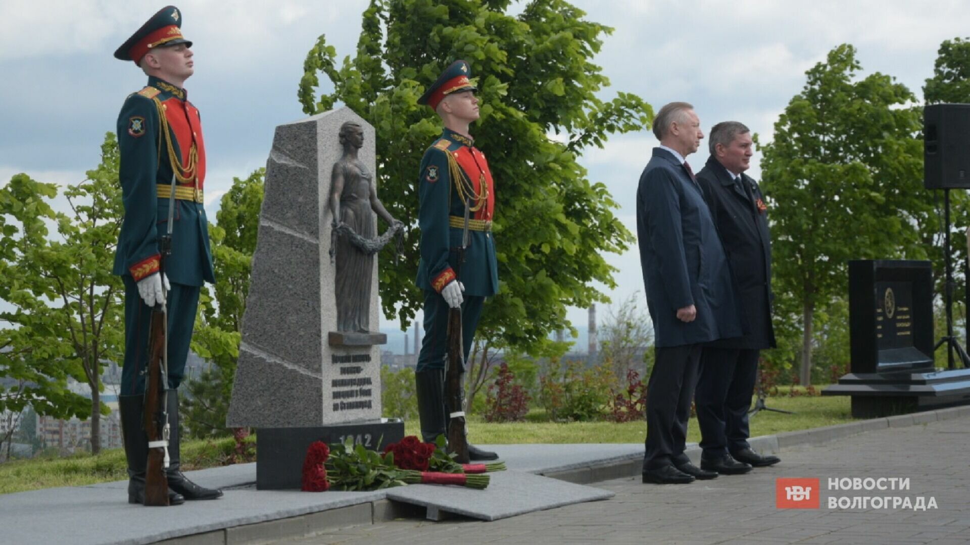 В открытии памятника поучаствовали Андрей Бочаров и Александр Беглов.
