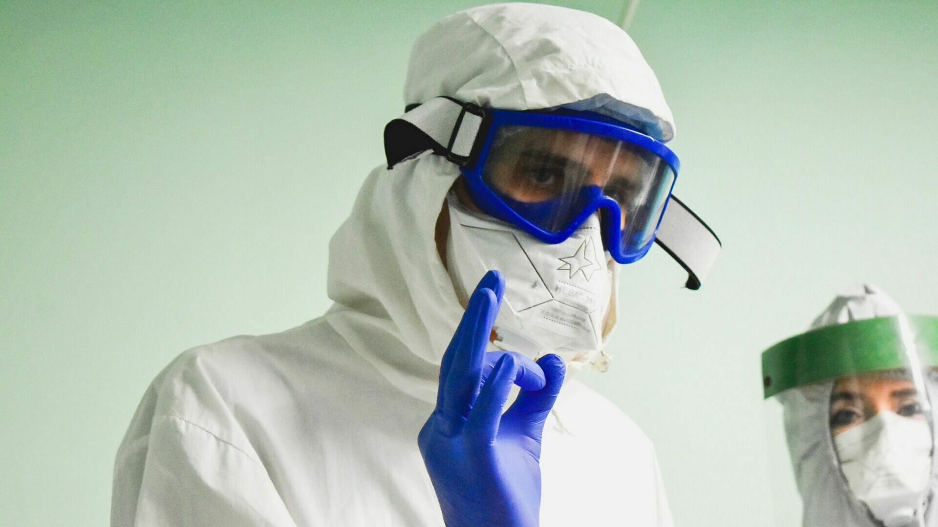 Специалисты советуют носить маски, пользоваться антисептиками и чаще мыть руки.