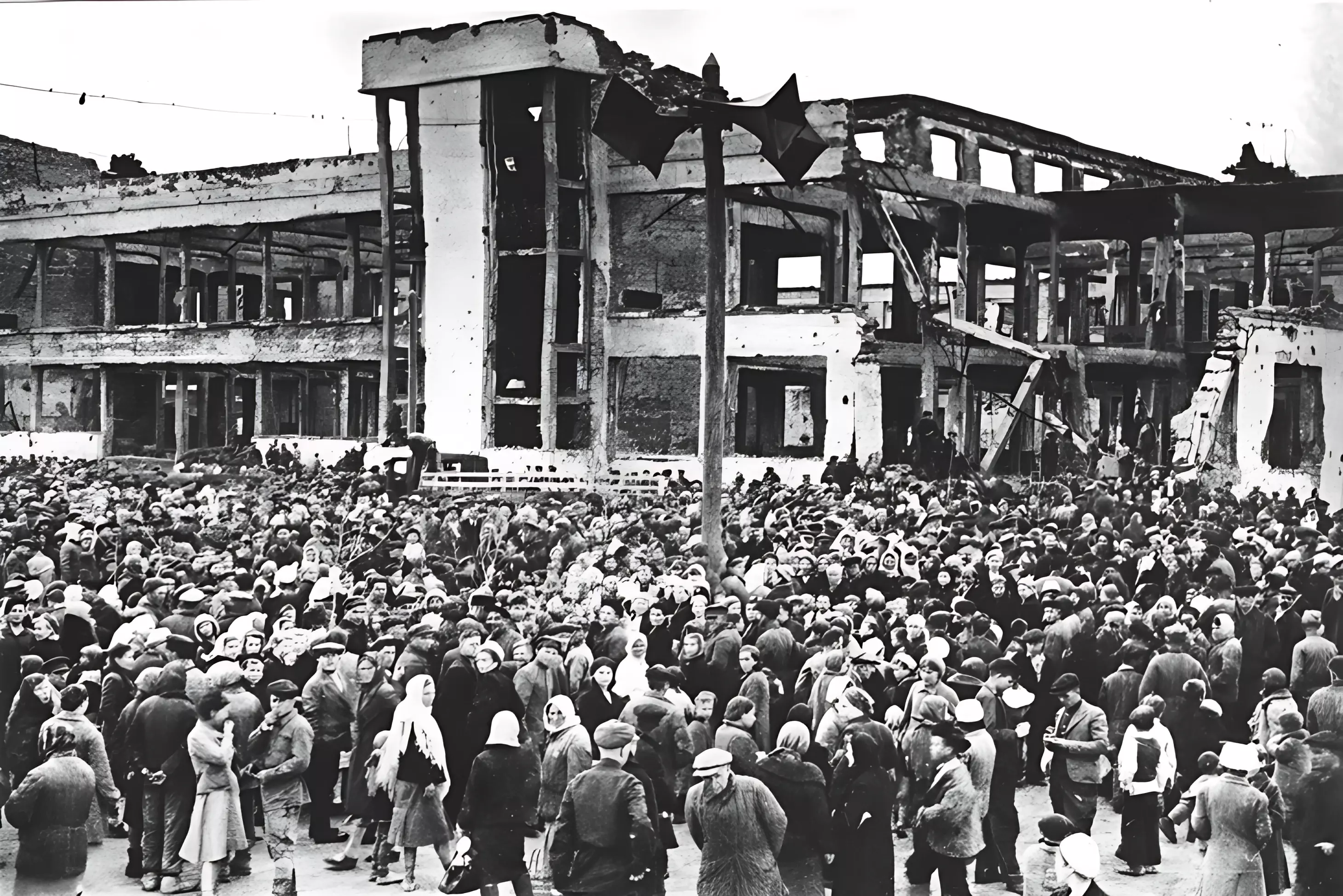 Трудящиеся Тракторного завода слушают выступление Сталина 9 мая 1945 года