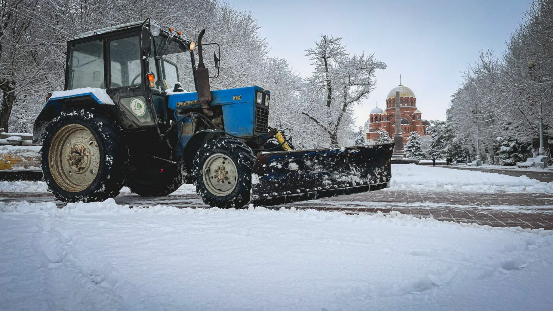 Дороги Волгограда от снега чистят 70 единиц спецтехники