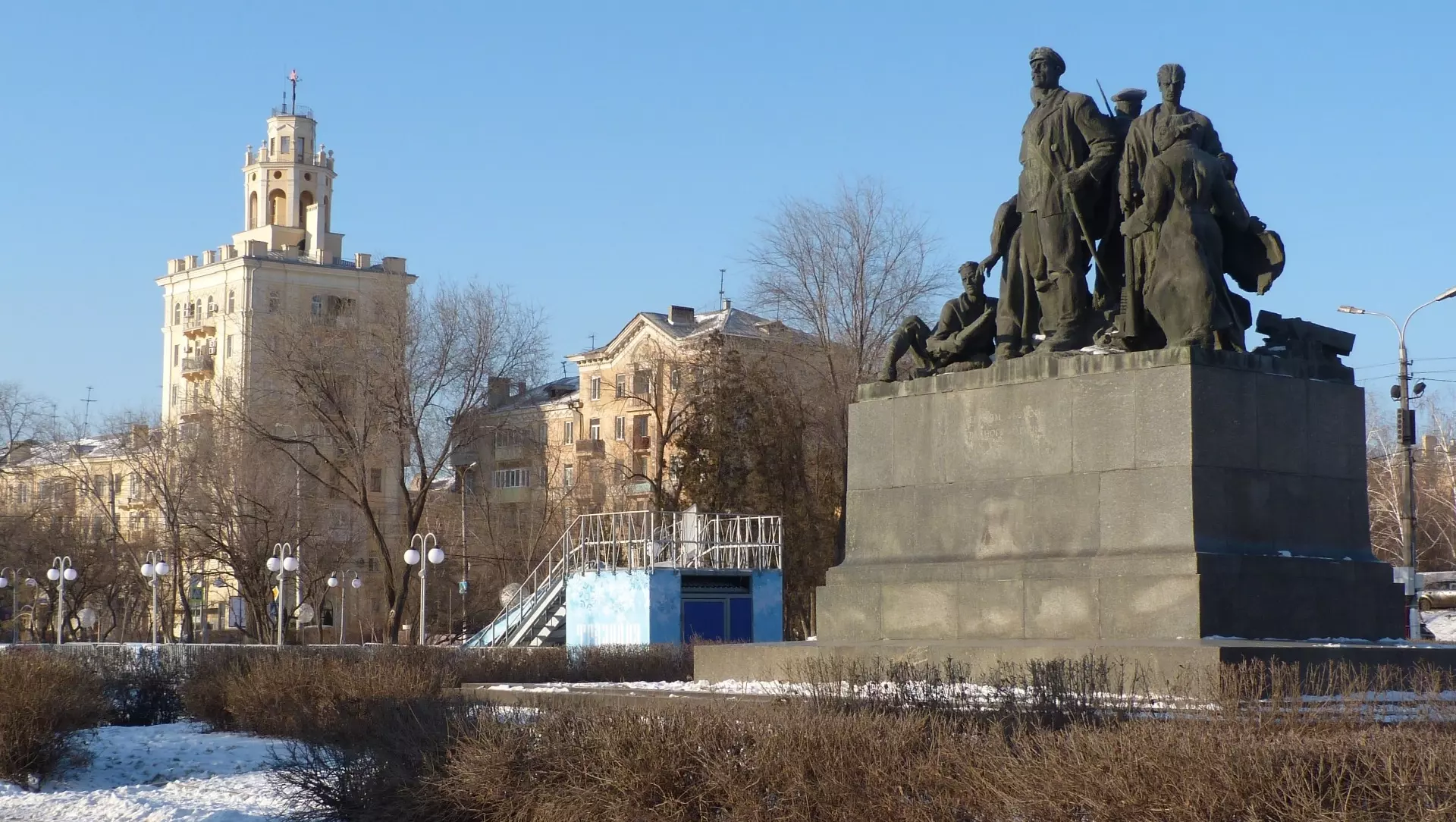 А могло и убить: в Волгограде от памятника культуры откололся кусок балкона
