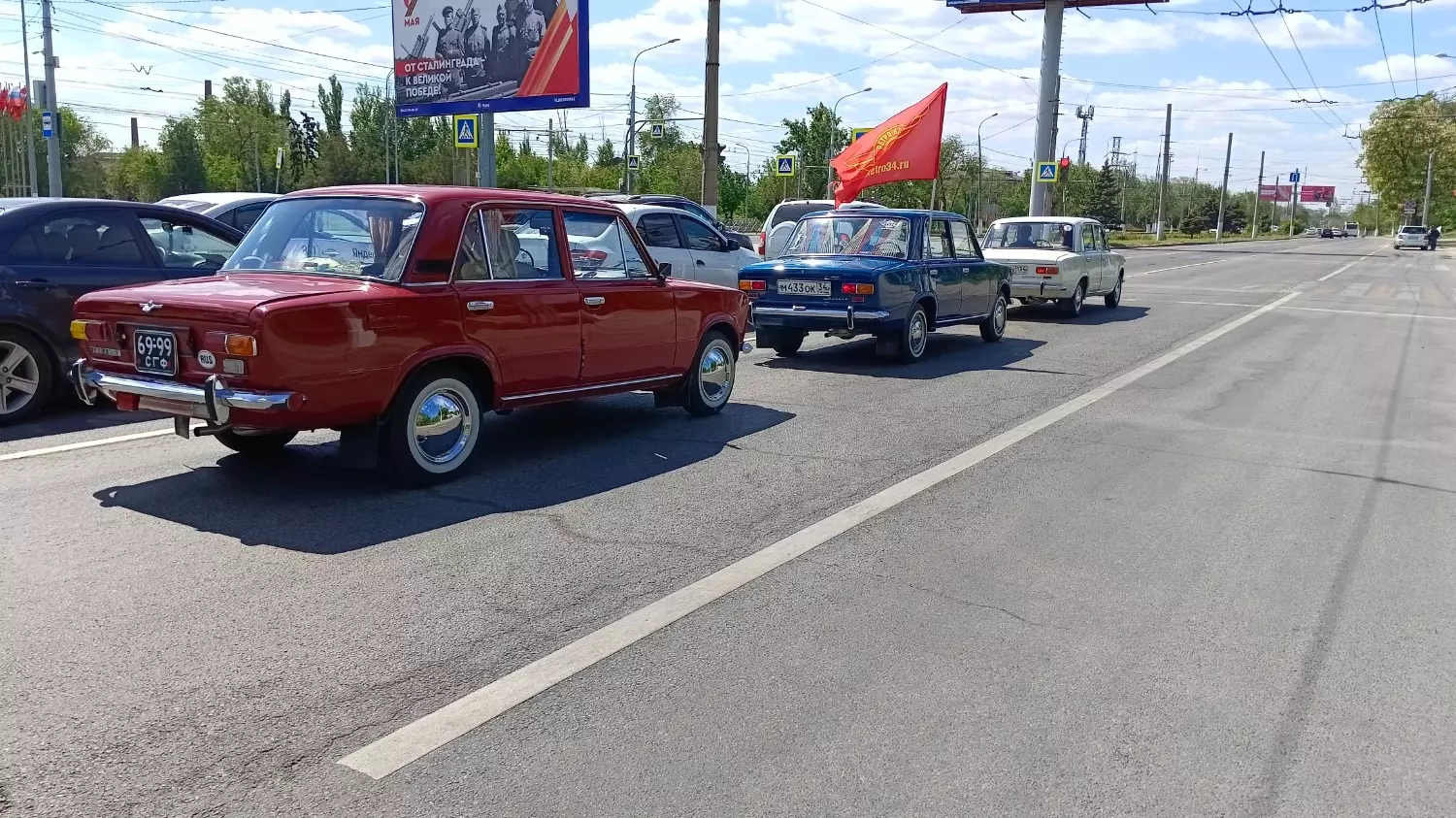 Ретроавтомобили проехали по центру Волгограда 9 мая