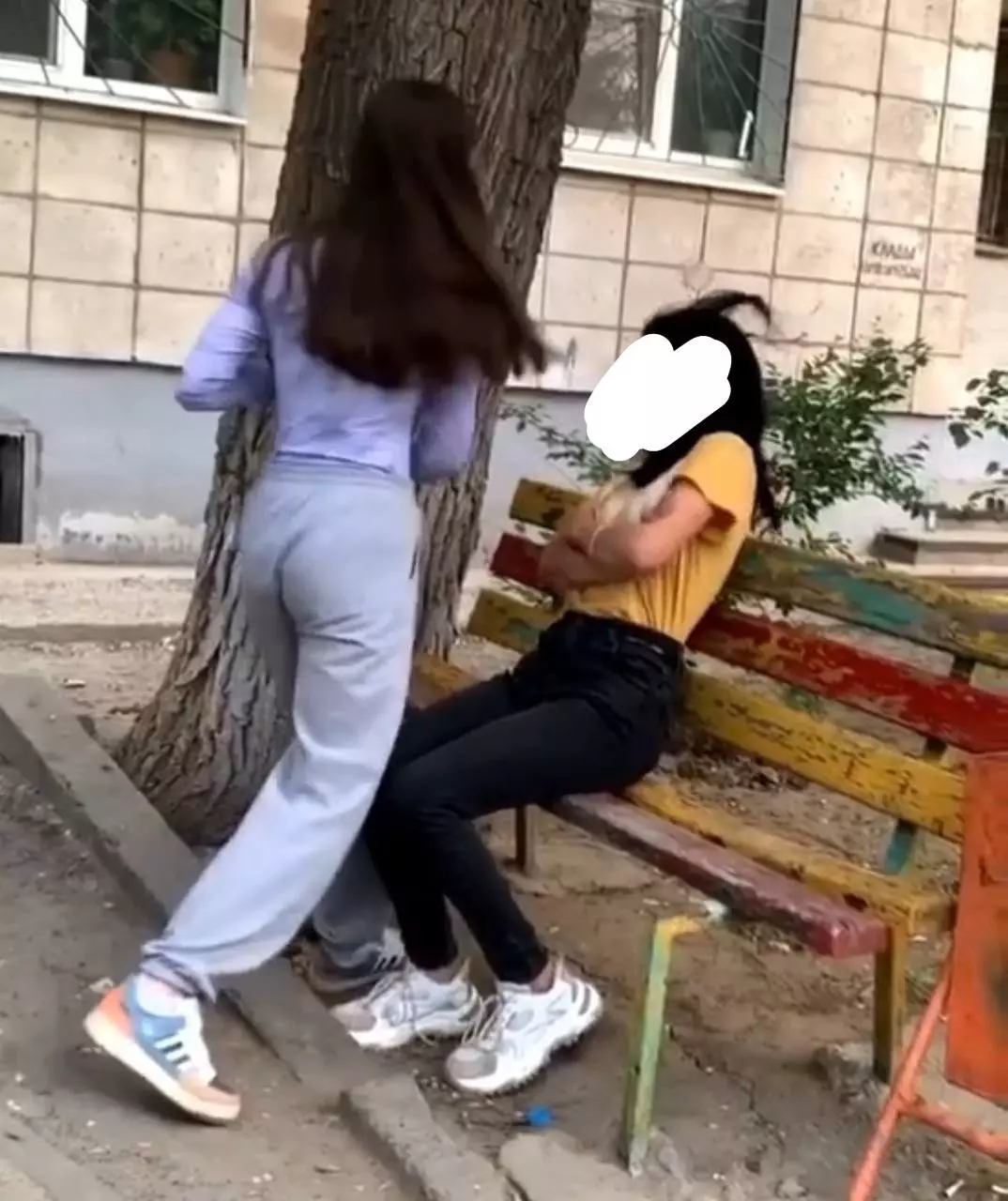 Банда школьниц избивает сверстников на улицах Волгограда