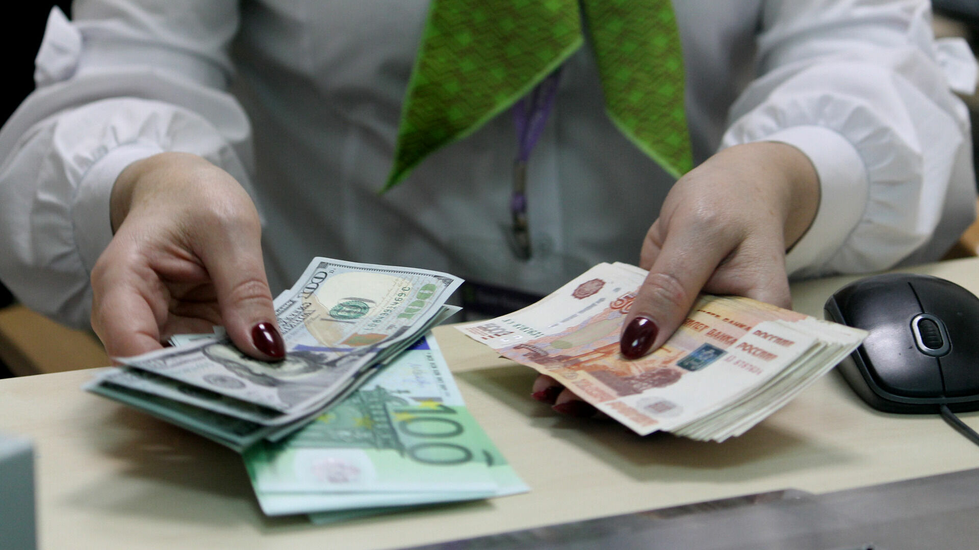 Доллар опустился ниже 76 рублей впервые с 23 марта 2023 года.