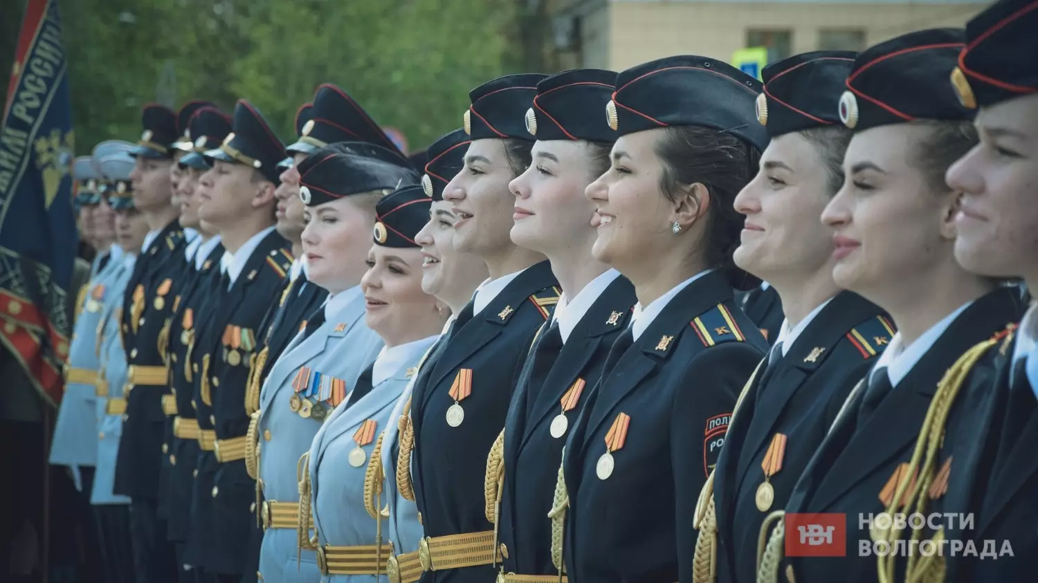 Курсантки волгоградской академии МВД и служащие полиции