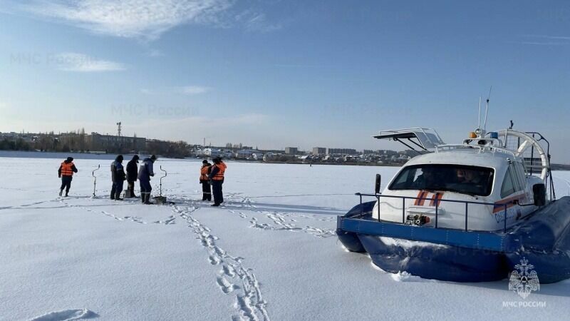 Спасатели вышли на лед вместе с волгоградскими рыбаками