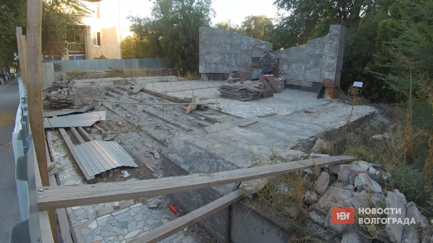 В таком состоянии братская могила на проспекте Металлургов в Волгограде находится уже больше года
