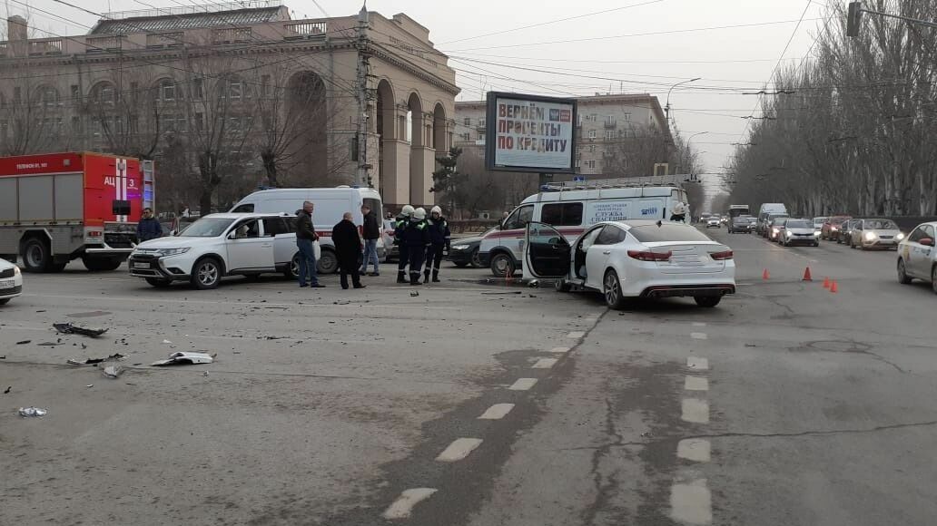 Пытался проскочить на красный: иномарка протаранила внедорожник в центре Волгограда