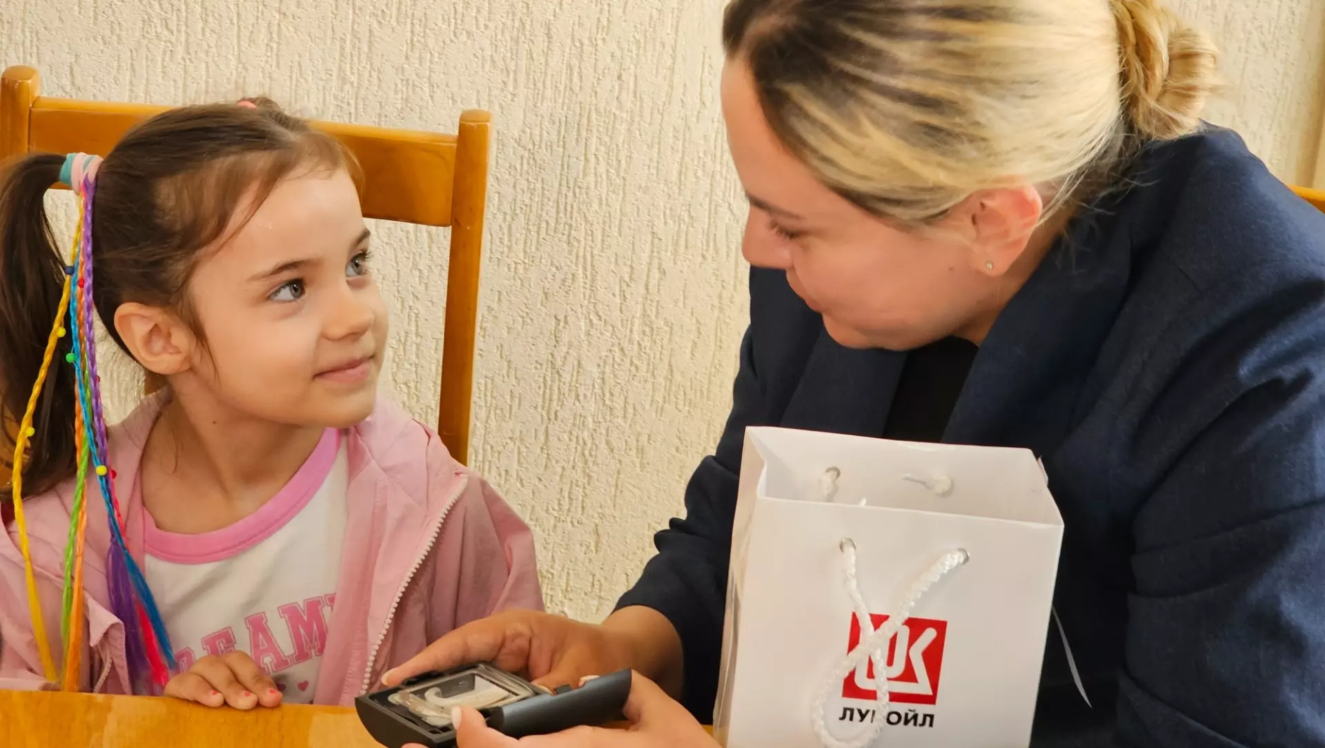 Как звучит мир: волгоградские нефтяники подарили слуховые аппараты детям