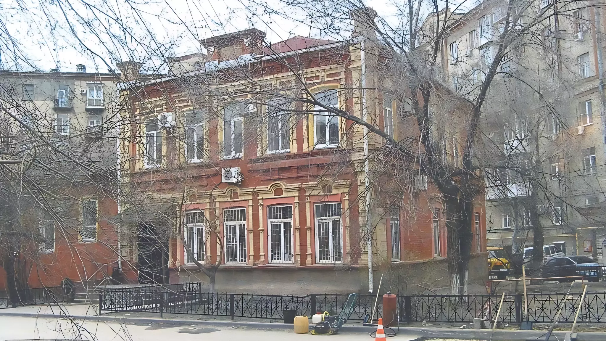 Разрушающийся купеческий особняк в центре Волгограда отремонтируют