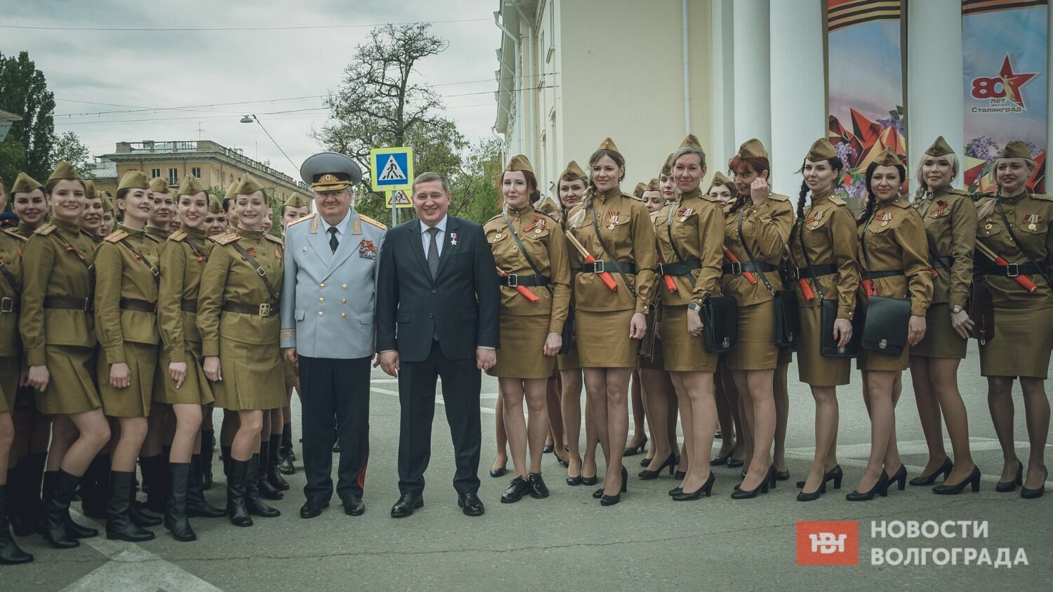 Девушки-регулировщицы устроили в Волгограде фотосессию с губернатором и заместителем министра МВД