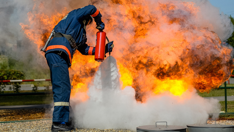 Топливозаправщик загорелся в Волжском у метановой заправки