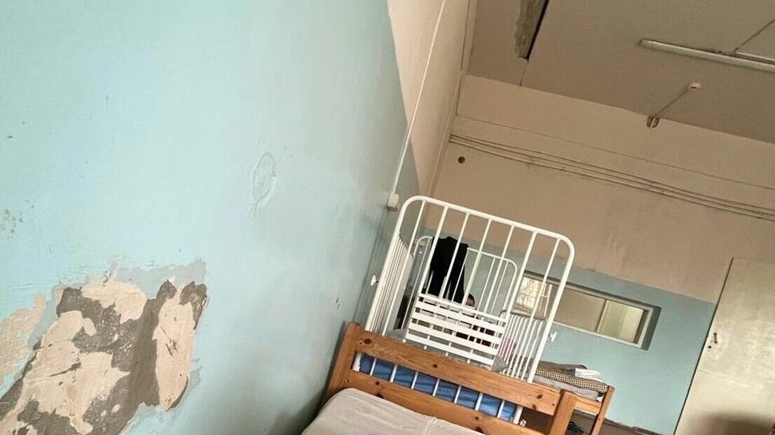 Потолок грозит рухнуть на пациентов в инфекционной больнице Котово