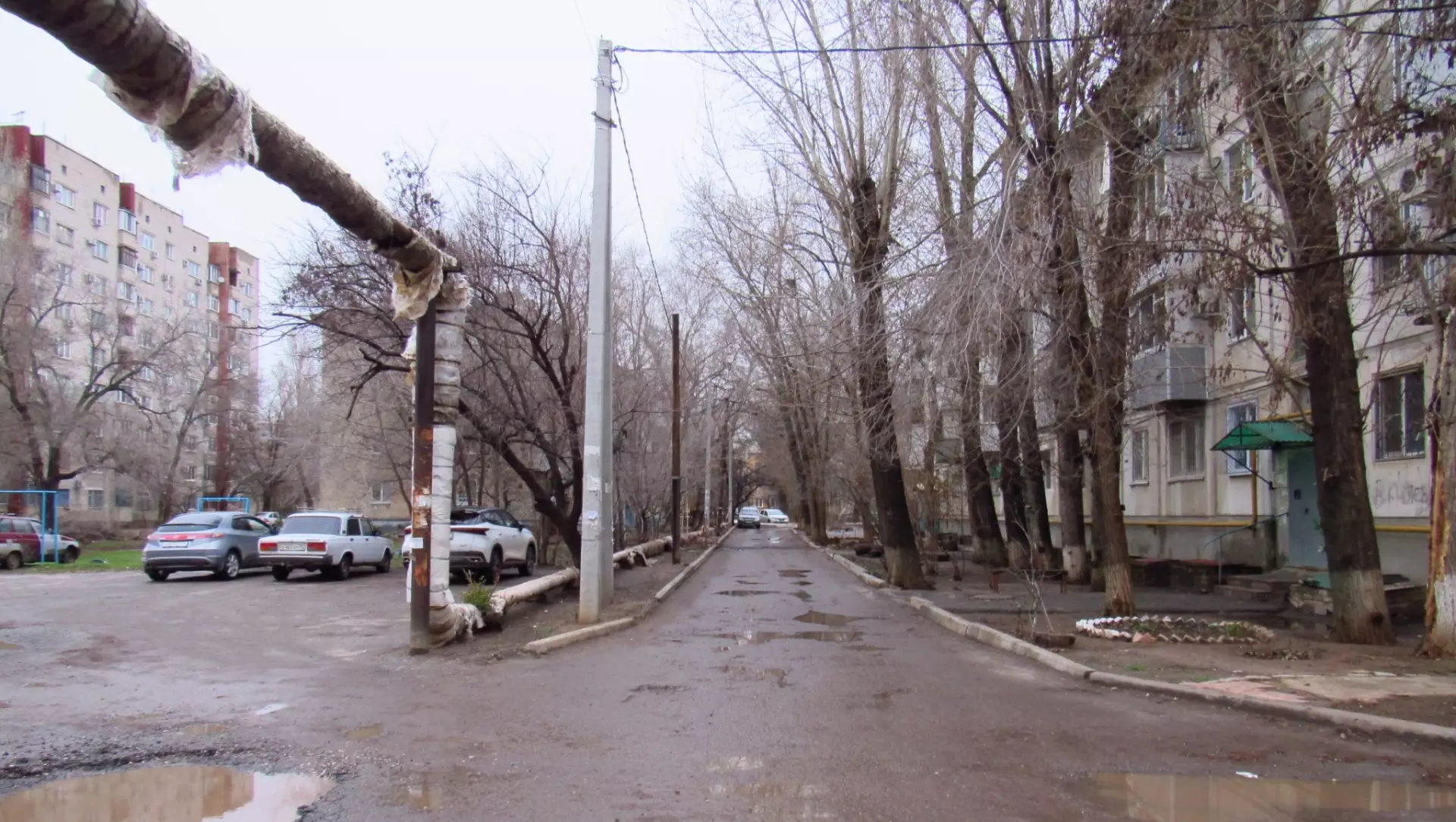 Пожилая волгоградка 11 лет добивается освещения двора в Волгограде