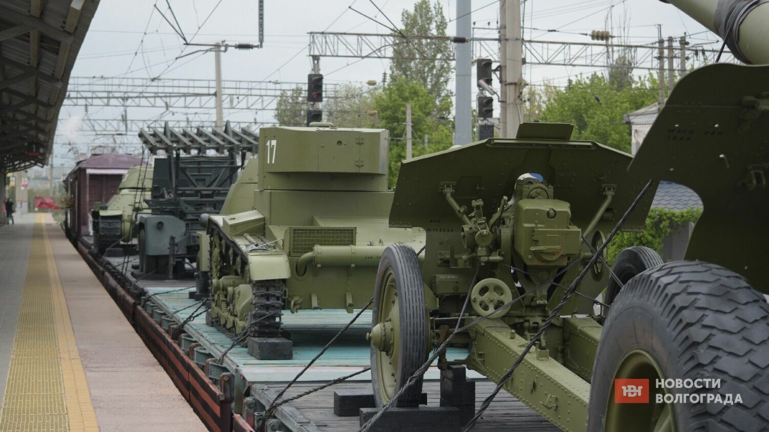 «Воинский эшелон» был сформирован из 2 паровозов и 6 платформ с техникой, применявшейся в период Сталинградской битвы.