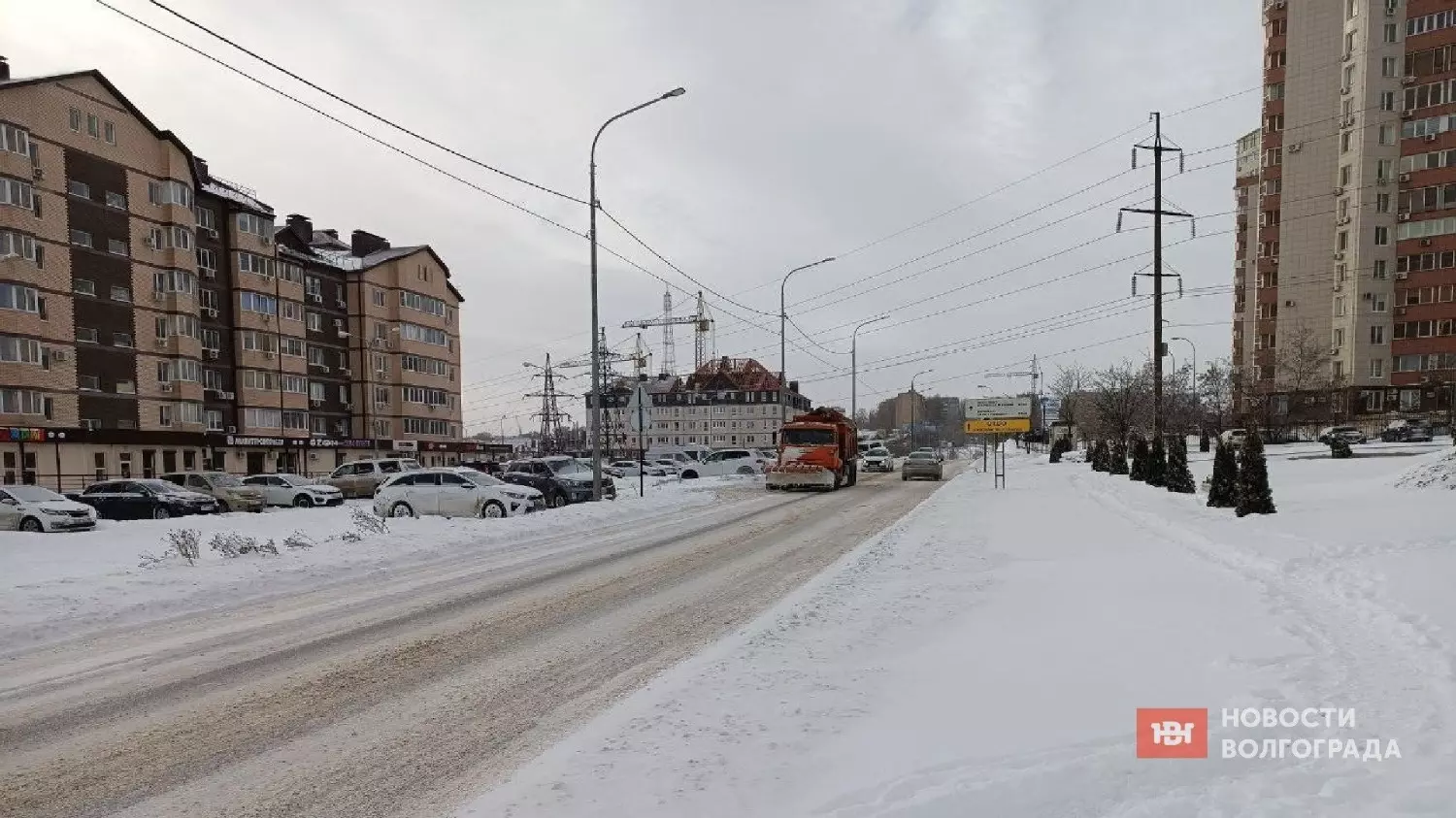 Дороги в Дзержинском районе чистили, но снег ещё лежит