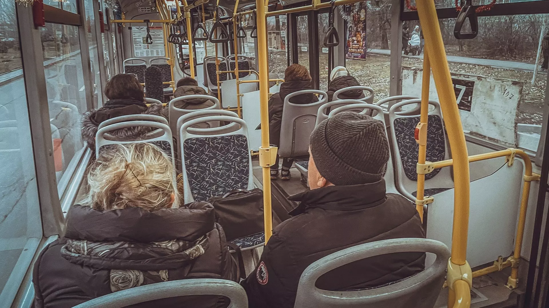 За что мужчина обругал школьника в автобусе №14 в Волжском