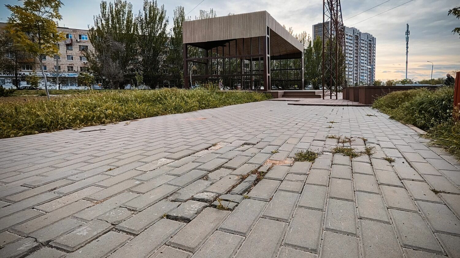 Четыре года хватило, чтобы парк "Юбилейный" в Волгограде начал разрушаться