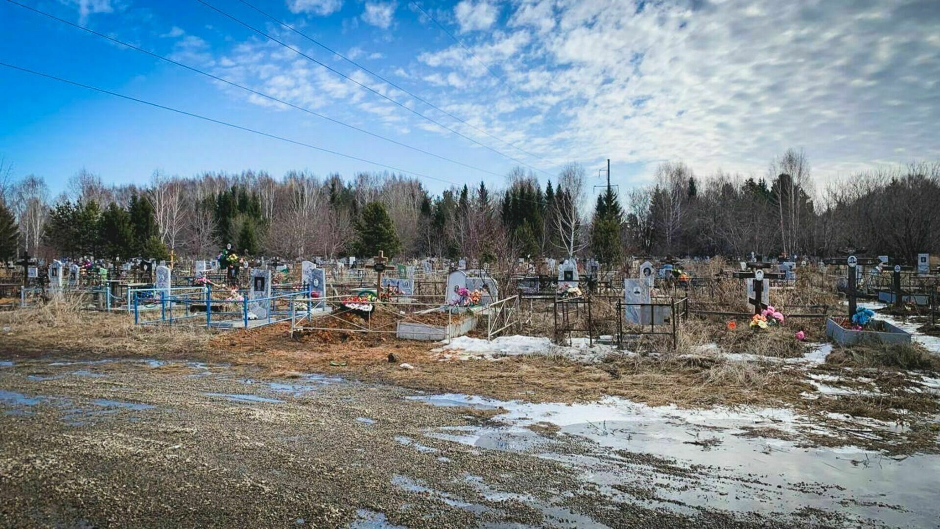 Вандалы расстреляли гранитные надгробия на кладбище под Волгоградом