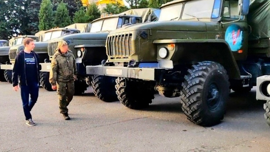 Гроссмейстер Сергей Карякин передал 6 грузовиков на нужды СВО