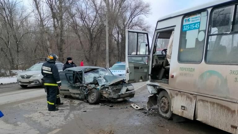 Двое пострадали: автобус №79 смял легковушку в Волгограде