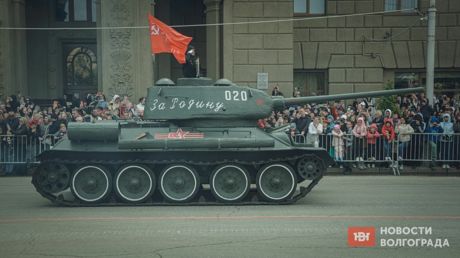 Возглавил колонну техники танк Т-34.
