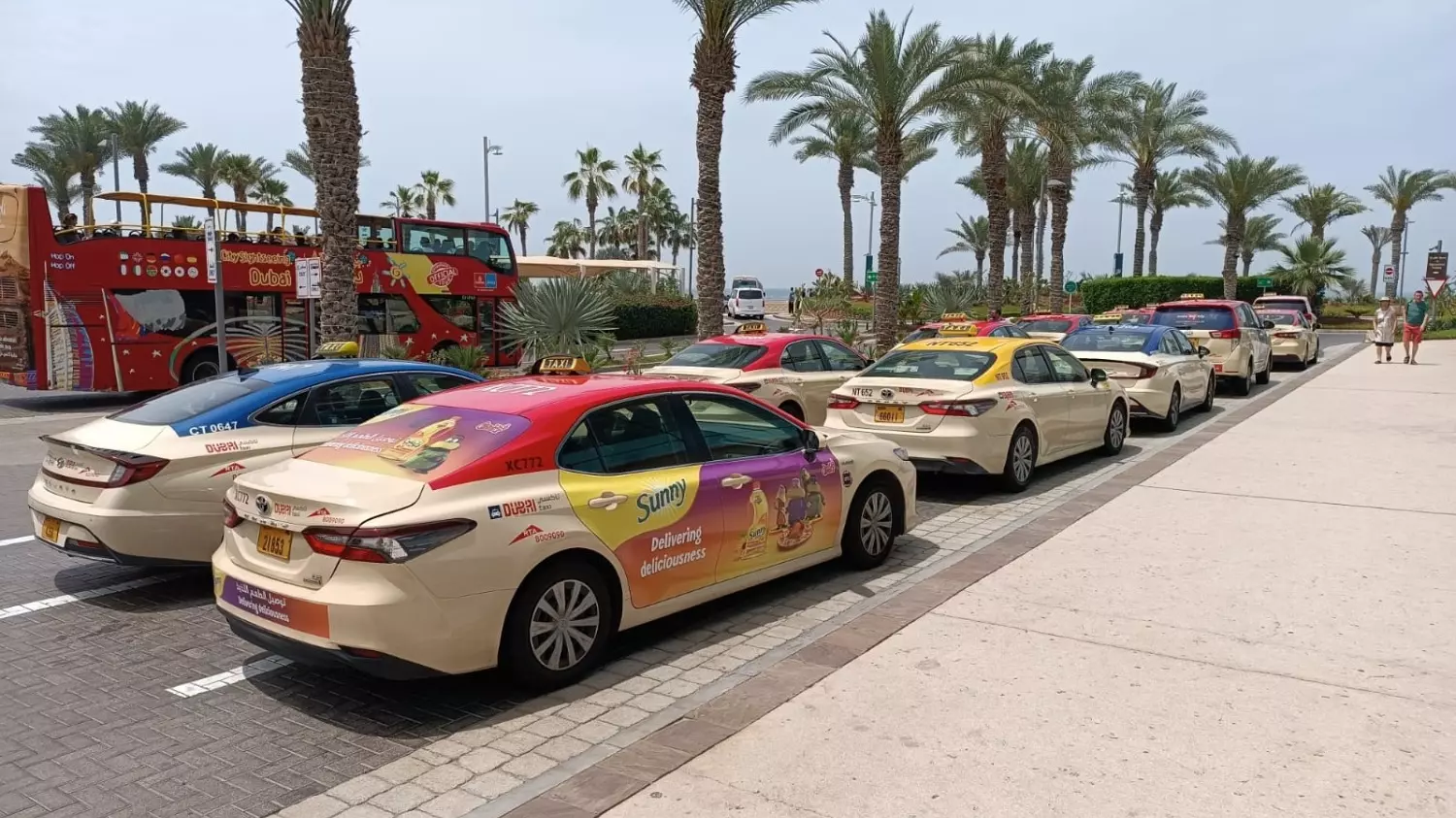 Машины такси в Дубае яркие и красочные