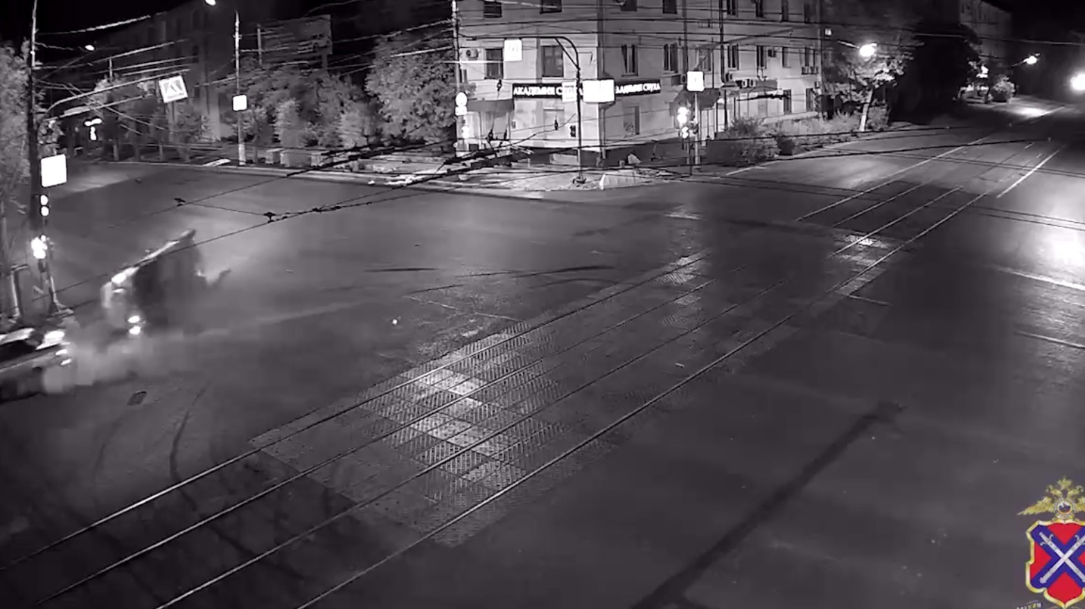 Таран машины ППС попал на видео в центре Волгограда