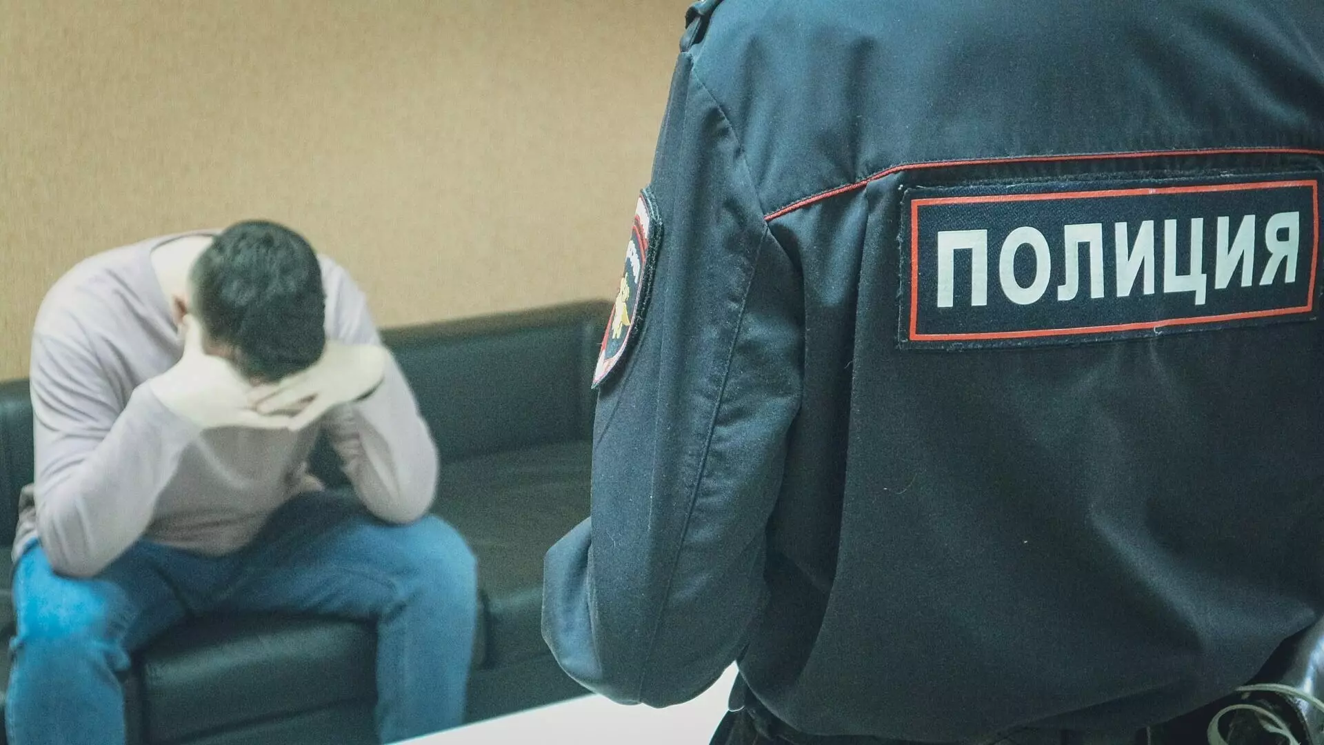 Неадекватный водитель сбил девушку и напал на полицейских в Котово