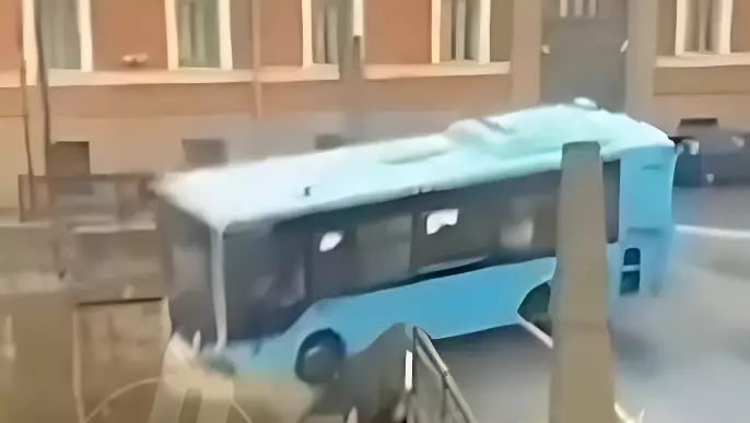 Телеграмм-каналы публикую жуткие кадры падения неуправляемого автобуса