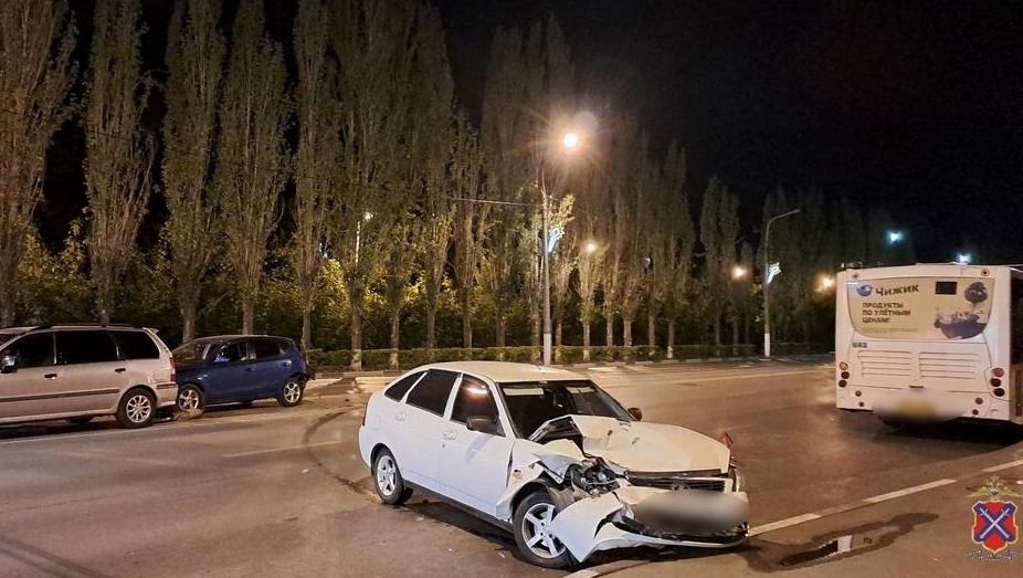 Водитель легковушки пострадал в массовом ДТП с автобусом в Волжском