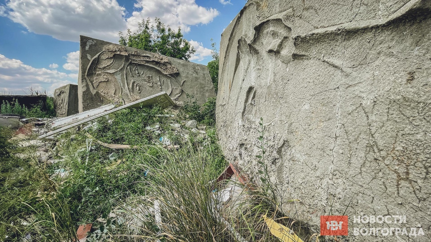 Пилоны с барельефами героев Сталинграда авторства Вучетича нашли на пустыре на юге Волгограда