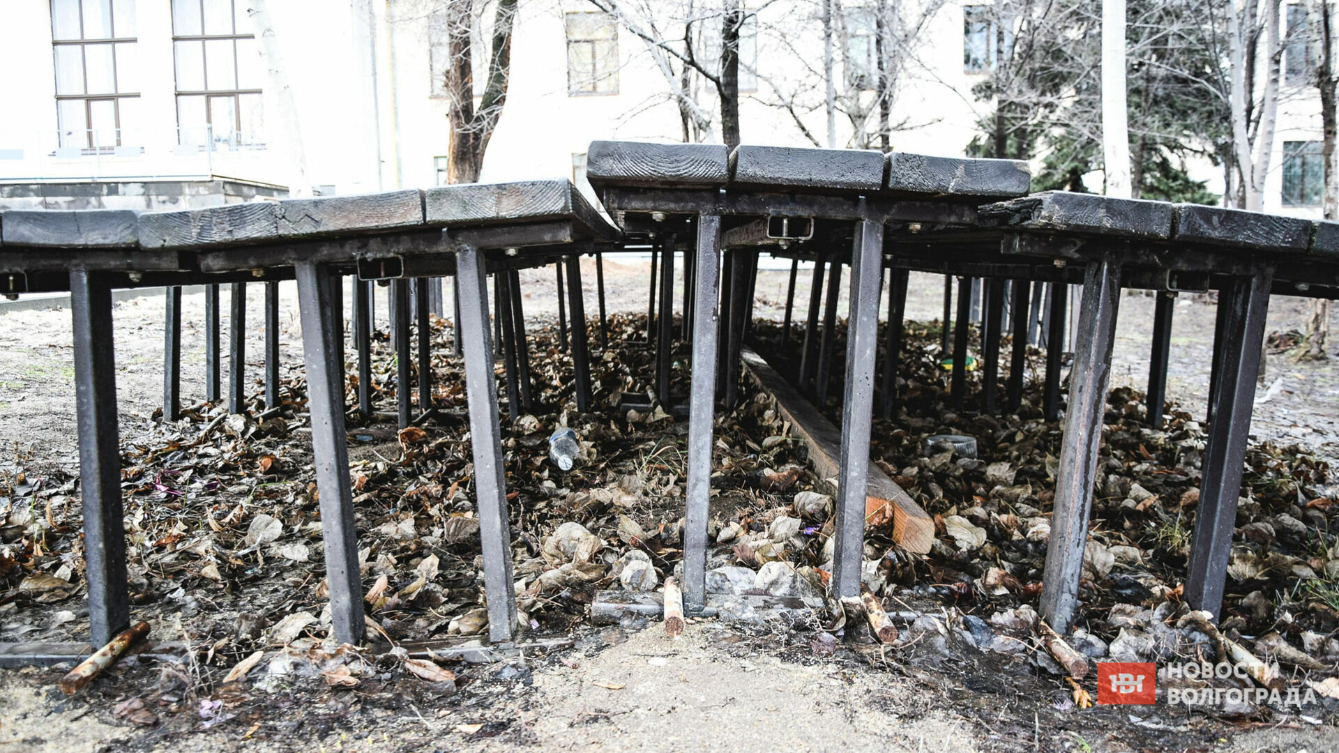 Остатки прежнего благоустройства мокнут под дождём возле ДК Гагарина