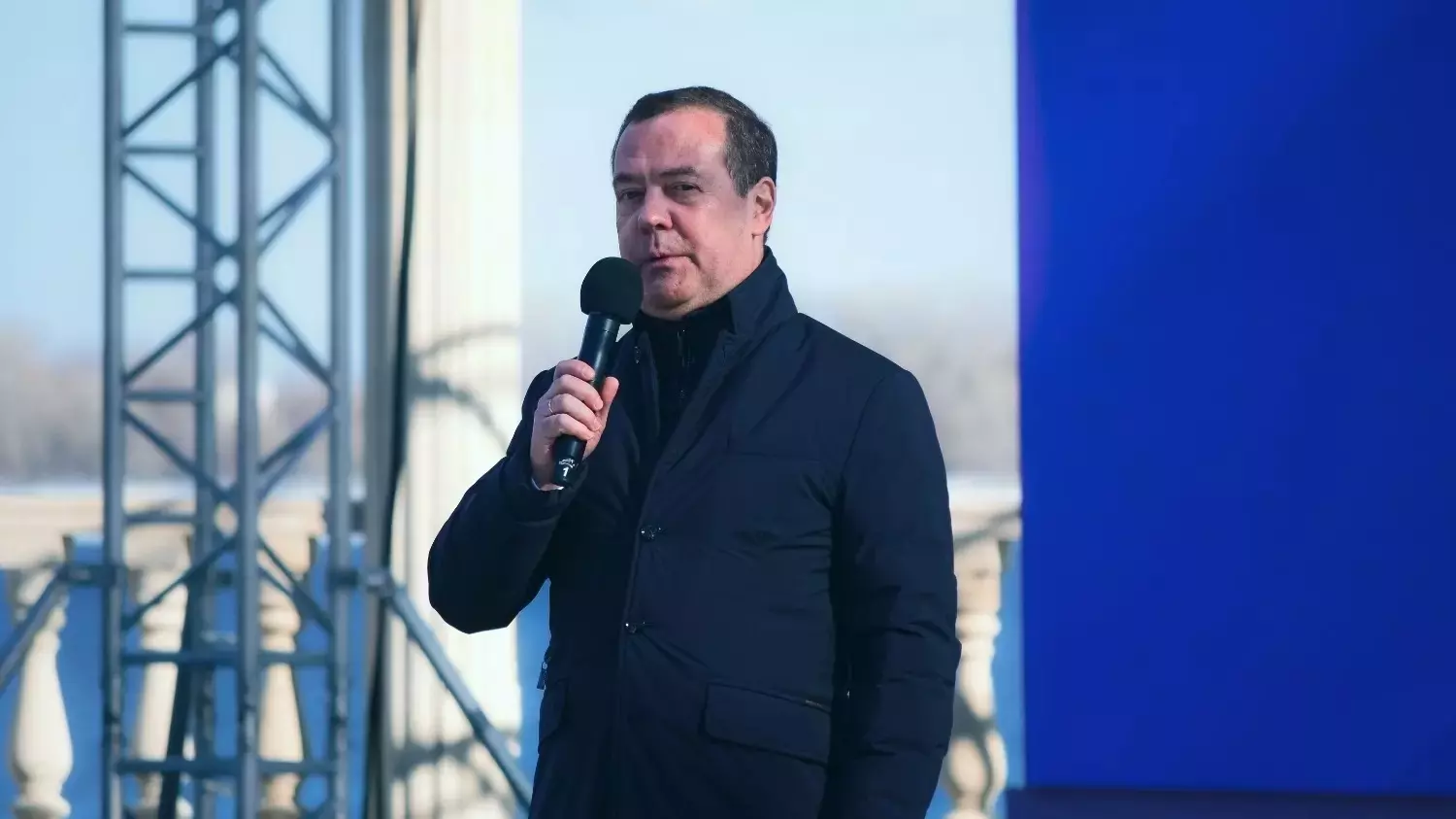 Дмитрий Медведев выступил на сцене амфитеатра