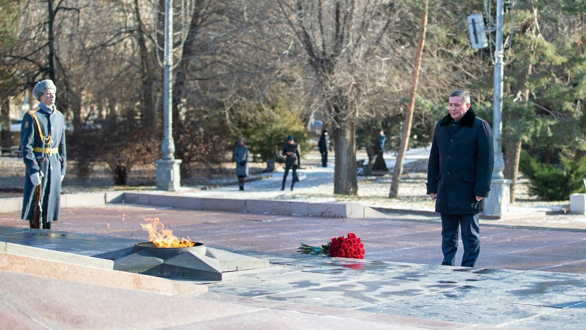 Андрей Бочаров в День неизвестного солдата возложил цветы к Вечному огню в Волгограде
