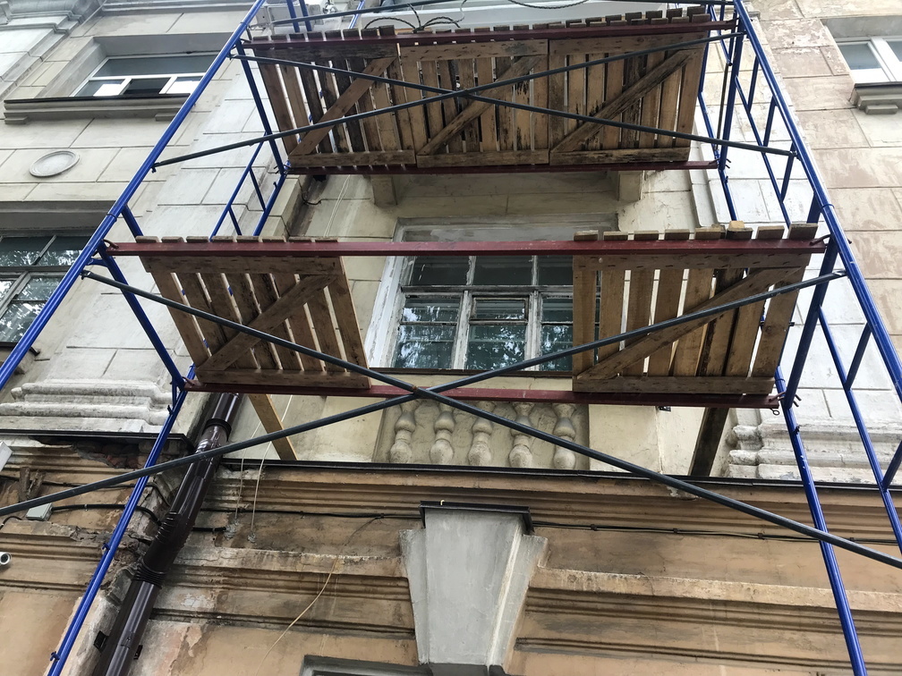 Крыша многоэтажки прохудилась после капремонта в центре Волгограда