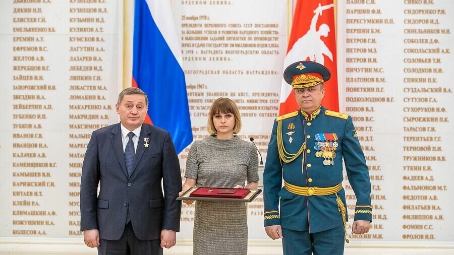 Андрей Бочаров передал семье бойца Звезду Героя России в Волгограде