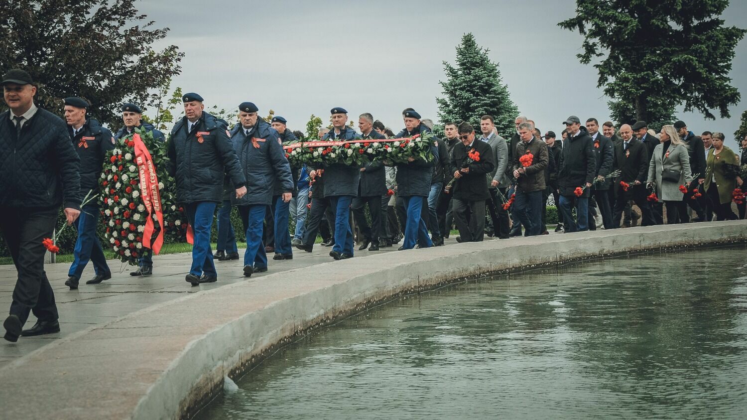 Волгоградские нефтяники возложили цветы к Вечному огню в Зале воинской славы и на воинском мемориальном кладбище Мамаева кургана