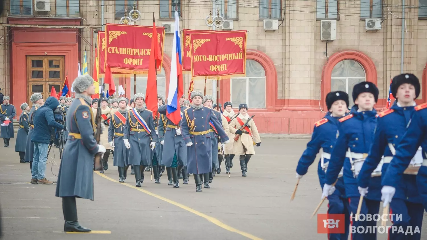 Губернаторы Курской и Кемеровской областей побывали на параде 2 февраля 2023 года в Волгограде