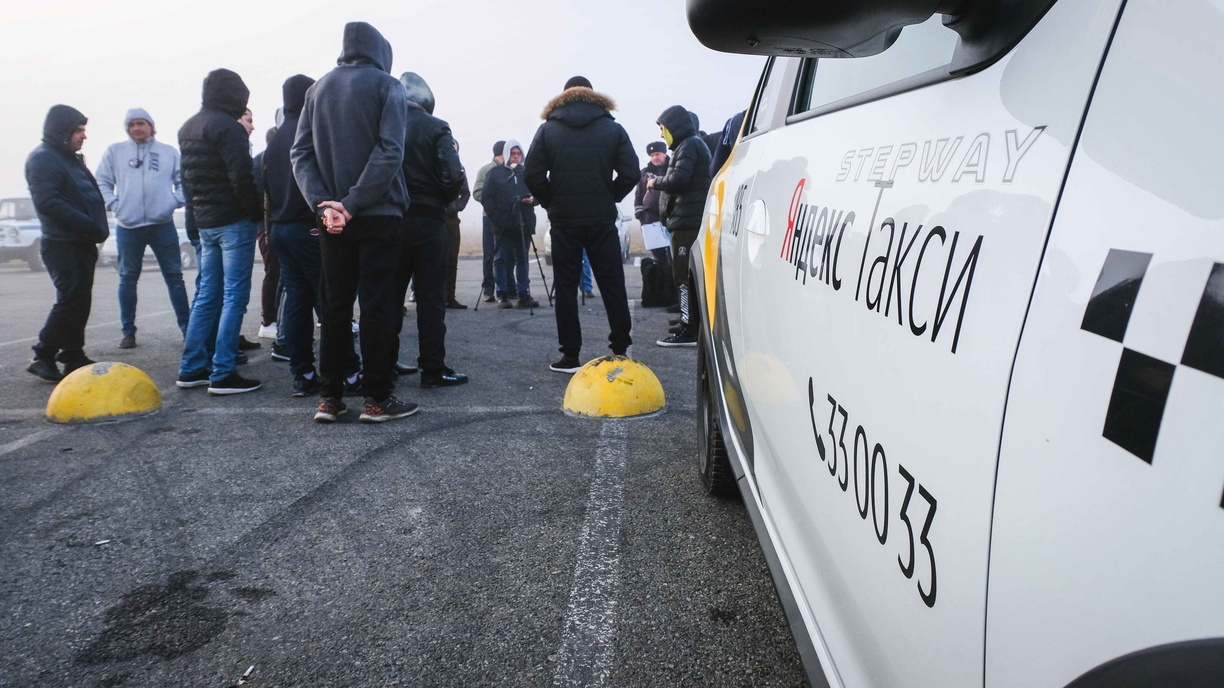 Полиция провела задержания бастующих таксистов в Волгограде