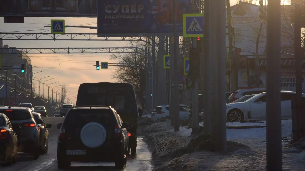 Светофор на перекрёстке Рокоссовского — Невская тоже виден не полностью