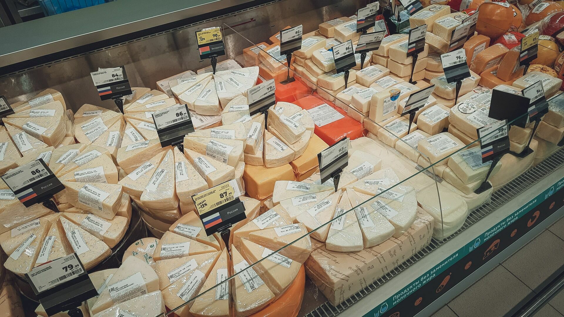 Соцучреждения Волгоградской области кормили сыром неизвестного происхождения
