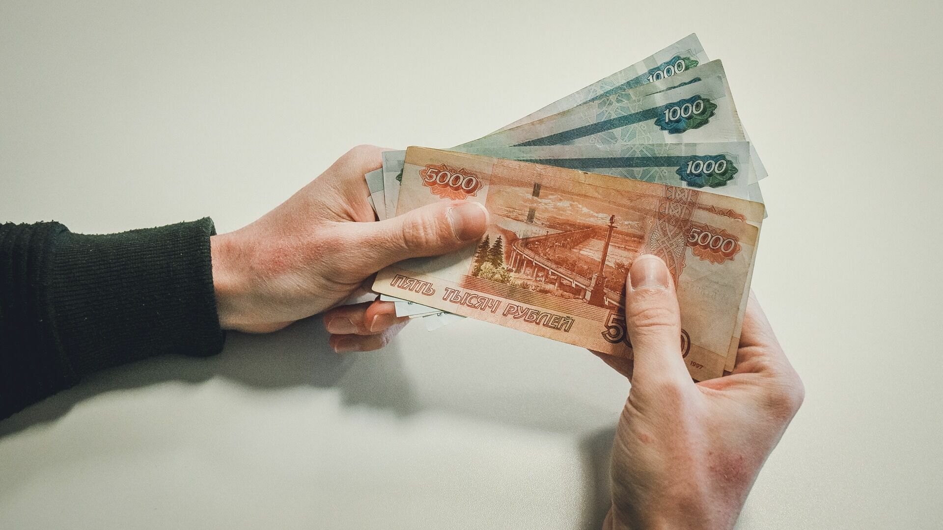 Волгоградцы для счастья хотят получать зарплату в 165 тысяч рублей