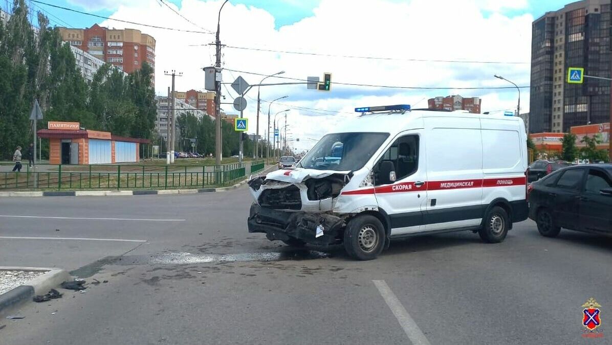 Скорую помощь протаранила Toyota Camry в Волжском