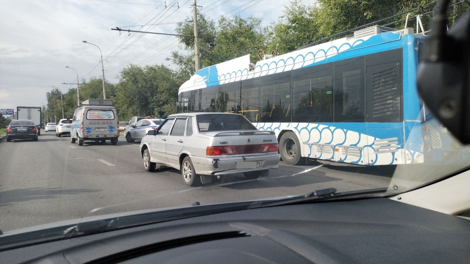 ДТП с троллейбусом, иномаркой и грузовиком попало на видео в Волгограде