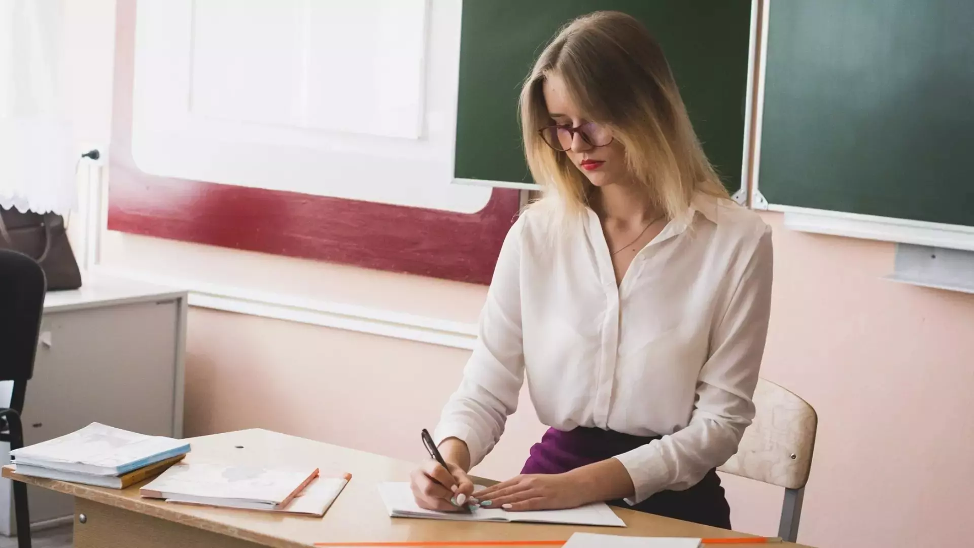 Какие премии выплачивают молодым учителям в Волгограде