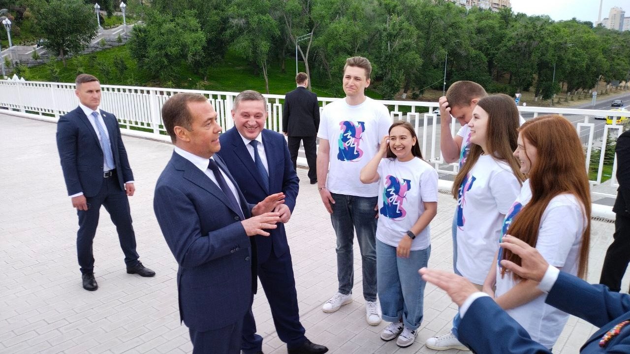 Апогей мошки: Медведев разделил боль волгоградцев