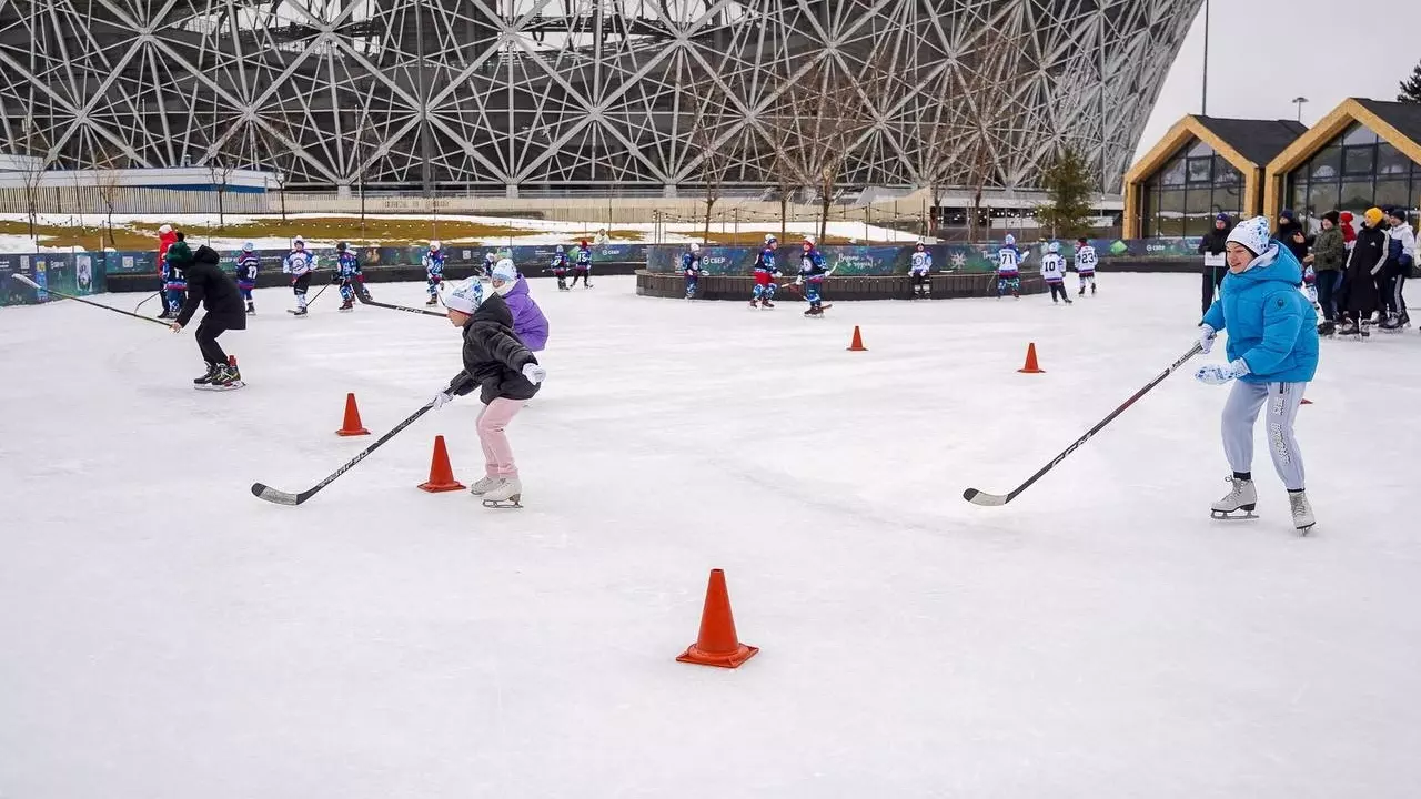 Хоккеисты и фигуристы показали свои умения на льду ЦПКиО