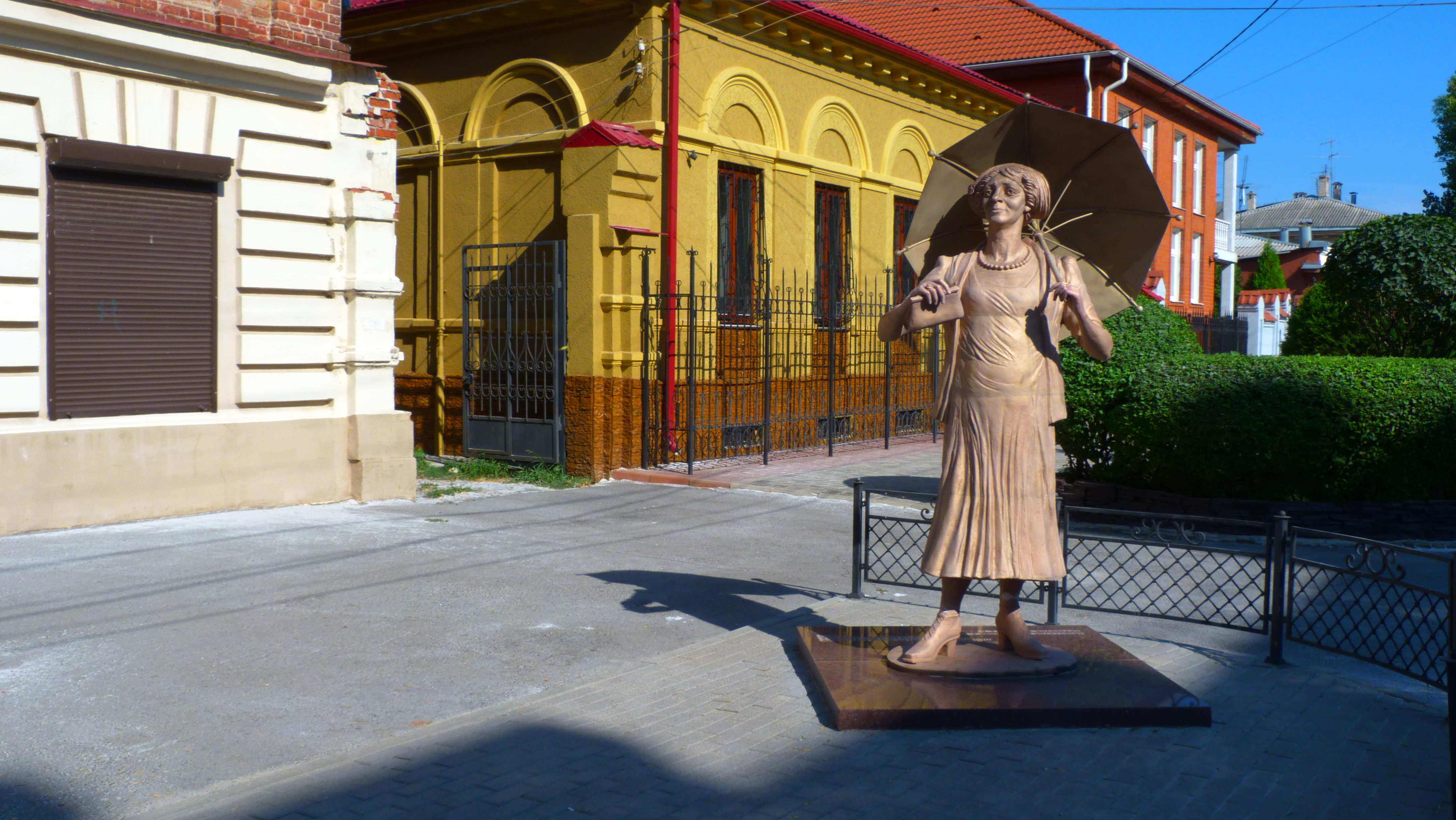 Памятник Фаине Раневской в Таганроге